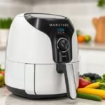 Fritadeira sem óleo em uma cozinha moderna com ingredientes frescos.