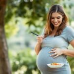 Mulher grávida aplicando óleo em sua pele, simbolizando autocuidado e prevenção de estrias.