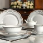 Louça de porcelana elegante exibida em uma mesa de jantar.