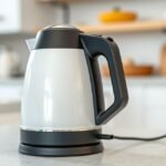 Chaleira elétrica em uma cozinha minimalista, demonstrando inovação e praticidade.