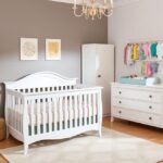 Berçário com um macacão para bebê em destaque.