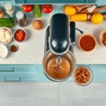 Cozinha alegre com misturador e ingredientes frescos.