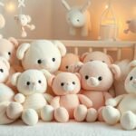 Coleção colorida de brinquedos de pelúcia em um quarto de bebê.