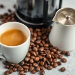 Arranjo bonito de café com xícara de espresso e grãos de café.