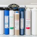 Imagem de diversos sistemas de filtragem de água e seus filtros refil.
